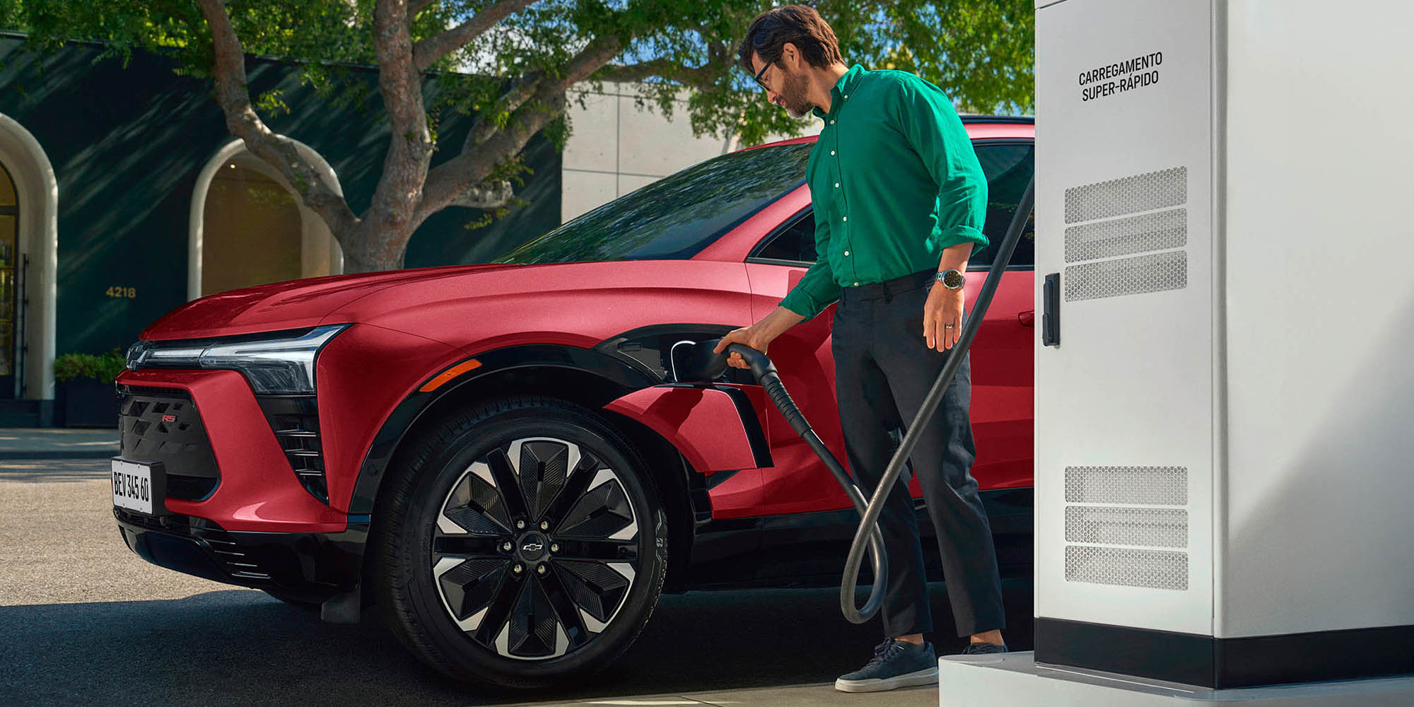 A Blazer EV RS é tão fácil de recarregar quanto um celular