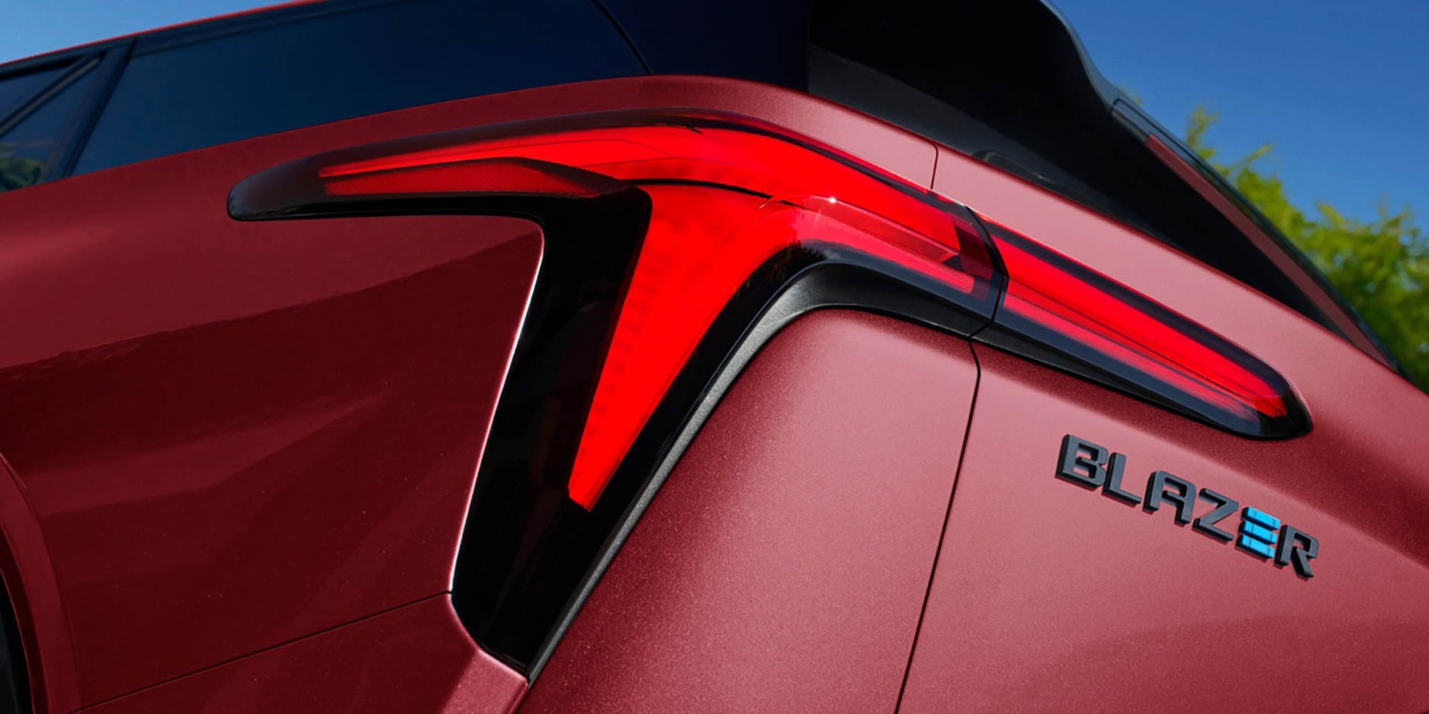 A SUV Blazer EV RS conta com lanternas de LED e assinatura animada